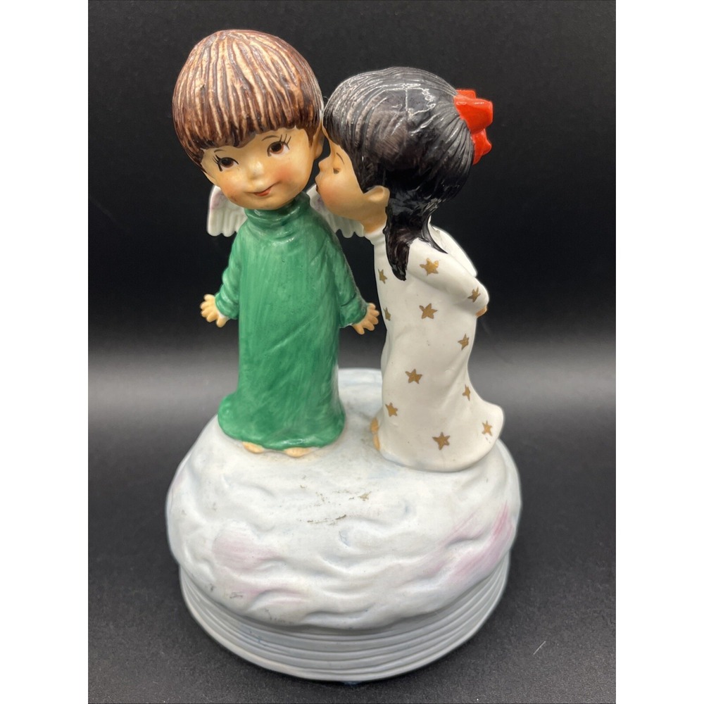 Vintage 1975 Gorman Moppets Kissing Angels Music Box White Christmas Ceramic